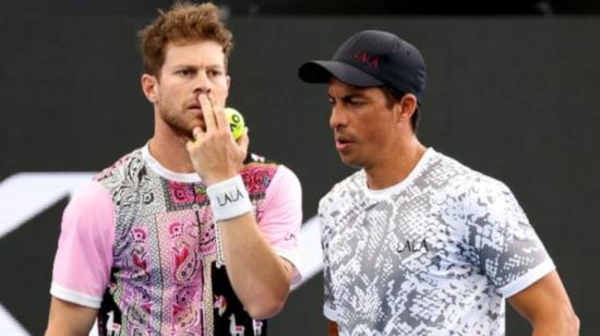 Ariel Behar y Gonzalo Escobar durante el torneo de Adelaida 2, en Australia, el 14 de enero de 2022. 