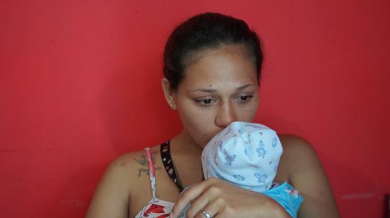 Una joven de 21 años, que tiene adicción a la "H", sostiene a su bebé de solo días de nacido. Guayaquil, 14 de enero de 2022. 