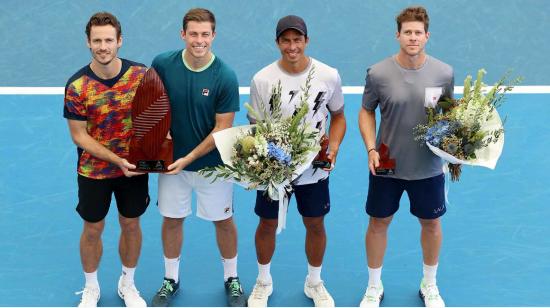 Los tenistas Wesley Koolhof, Neal Skupski, Gonzalo Escobar y Ariel Behar durante la premiación de la final del ATP 250 de Adelaida 2.