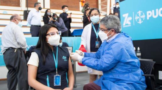 Una mujer recibe a vacuna contra el Covid-19, el 14 de enero de 2022 en el coliseo de la Pontificia Universidad Católica.