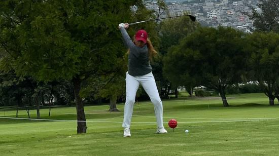 La golfista peruana, Daniela Ballesteros durante la última jornada del Abierto  Sudamericano Amateur de Golf, el 15 de enero de 2022.