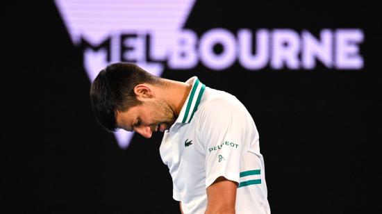 Novak Djokovic reacciona durante su su partido contra Milos Raonic, en el Abierto de Australia el 14 de febrero de 2021.