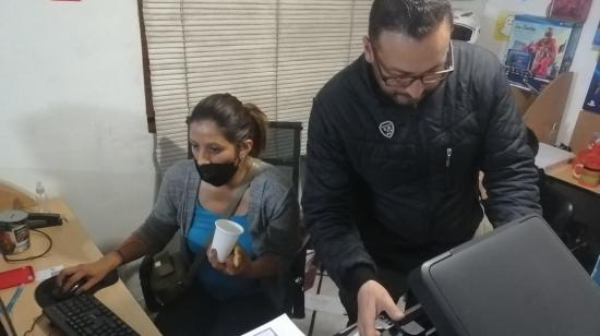 Los trabajadores independientes Lorena Valdez y Luis Bernal, en su negocio de servicio de Internet y venta de accesorios electrónicos, el 17 de enero de 2022.