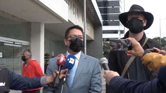Ola Bini y su abogado, Carlos Soria, llegan a la audiencia de juicio, el 19 de enero de 2022, en Quito.