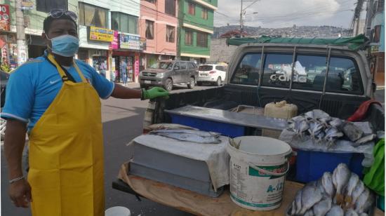 Dos vendedores informales en una calle de Quito, el 30 de diciembre de 2021. 