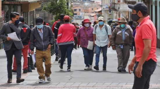 Personas caminan por las calles del Centro Histórico de Quito, el 19 de enero de 2022.