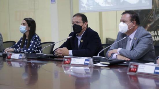 El alcalde de Quito, Santiago Guarderas (centro) y el presidente del COE nacional, Juan Zapata, durante una reunión, el 19 de enero de 2022.