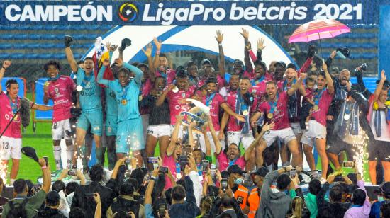 Los jugadores de Independiente del Valle celebran el campeonato 2021 y alzan el trofeo obtenido en el Estadio Capwell, el 12 de diciembre.