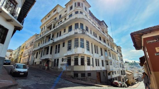 Edificio en el que funcionaba el Hospital del Día del IESS, en el Centro Histórico de Quito, el 21 de enero de 2022.