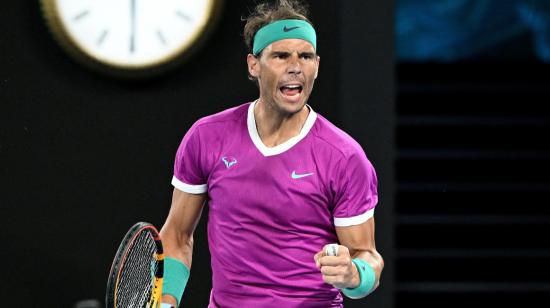 El tenista español Rafael Nadal celebra un punto durante el partido de Abierto de Australia que disputó contra el ruso Karen Khachanov el viernes 21 de enero de 2022.