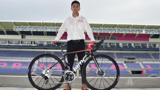 Diego Puetate posa con la bicicleta BMC que usarán los ciclistas del Team Banco Guayaquil durante la temporada 2022. 