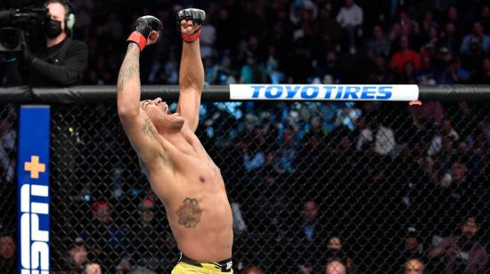 Michael Morales levanta sus brazos y festeja la victoria ante Trevin Giles en el UFC 270, el 22 de enero de 2022.