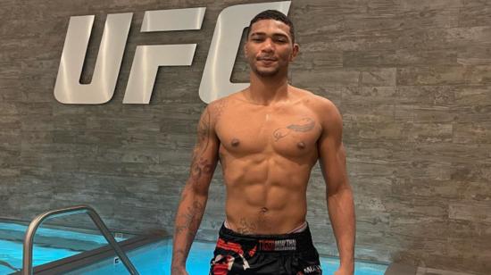 Michael Morales, tras una sesión de entrenamientos en la piscina, en Estados Unidos, antes de su debut en la UFC, en enero de 2022.