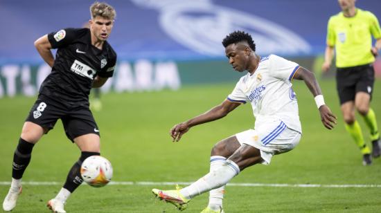 El delantero del Real Madrid, Vinicius Jr, durante el partido de LaLiga Santander de la jornada 22 contra el Elche, el domingo 23 de enero, en el estadio Santiago Bernabéu en Madrid.