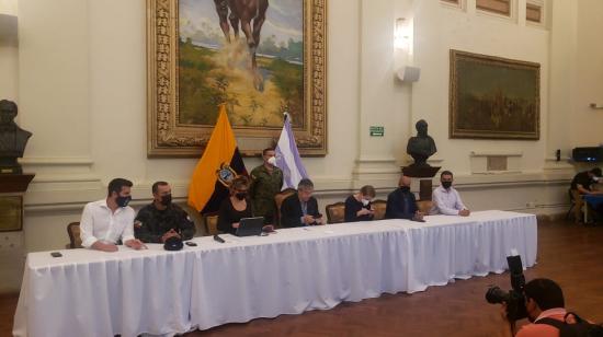 Las autoridades de Guayas y los jefes policiales junto al presidente Guillermo Lasso, el 23 de enero de 2022.