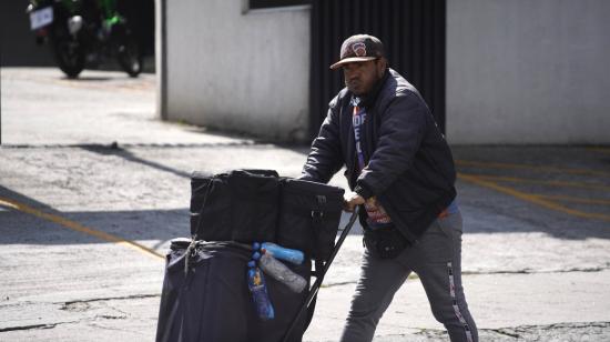 Un vendedor informal en Quito, el 30 de diciembre de 2021. 