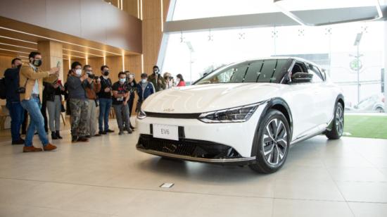 Un vehículo eléctrico EV6 en la agencia matriz de KIA, en Quito, en 2021.