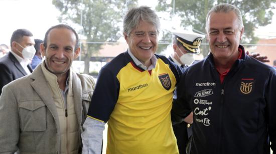 Francisco Egas, Guillermo Lasso y Gustavo Alfaro, durante una visita del primer mandatario a la Casa de la Selección, el 7 de junio de 2021. 