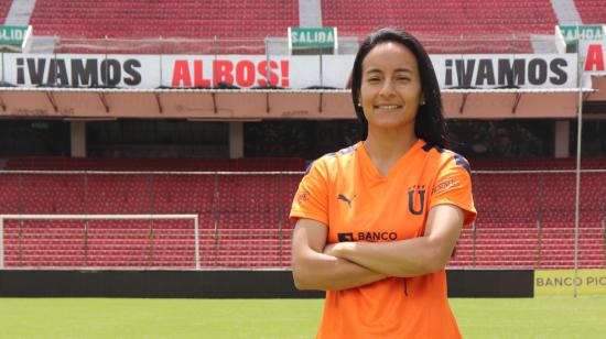 La entrenadora ecuatoriana, Verónica Marín, posa con la camiseta de Liga de Quito, club que dirigirá en 2022.