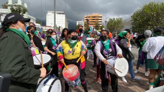 Integrantes del Centro de Derechos Reproductivos se concentra en los exteriores de la Asamblea Nacional, donde se debate la Ley del Aborto en caso de violación, el 25 de enero de 2022.