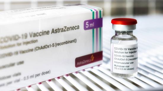 Toma de la vacuna AstraZeneca, una de las utilizadas para protegerse del Covid-19.
