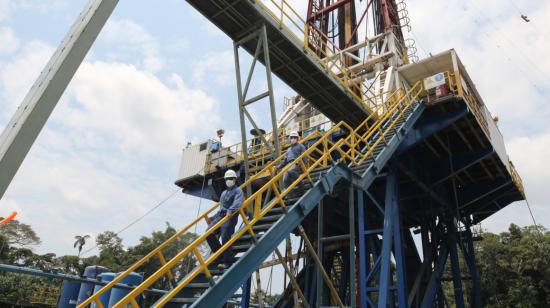 Trabajadores de Petroecuador durante sus operaciones en campos petroleros de la Amazonía, en marzo de 2021.