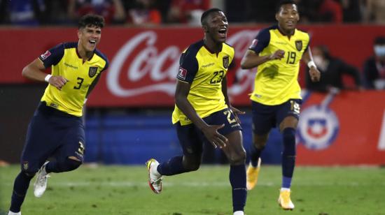 Los jugadores de la selección ecuatoriana festejan un gol ante Chile, por Eliminatorias, el 16 de noviembre de 2021.