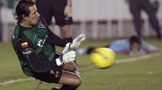 José Francisco Cevallos ataja el penal a Washington en la final de la Copa Libertadores 2008, el 2 de julio, en el estadio Maracaná.