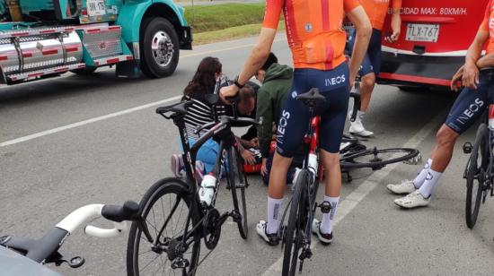 Egan Bernal tirado en el piso, después de sufrir un accidente en un entrenamiento en Colombia, el lunes 24 de enero de 2022. 