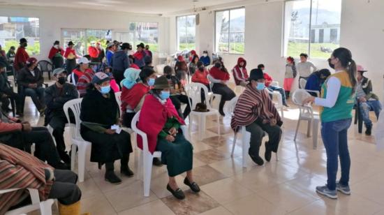 Personas esperan para ser vacunadas contra el Covid-19 en el cantón Guamote, el 21 de enero de 2022.