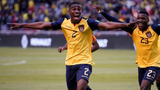 Félix Torres festeja el gol del empate de Ecuador ante Brasil, el jueves 27 de enero de 2022, en el estadio Rodrigo Paz Delgado. 