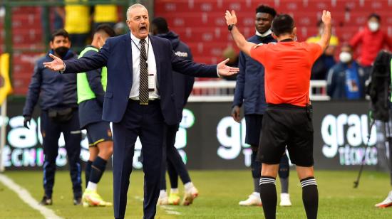 Gustavo Alfaro le reclama al árbitro en el partido entre Ecuador y Brasil, en Quito, el 27 de enero de 2021.