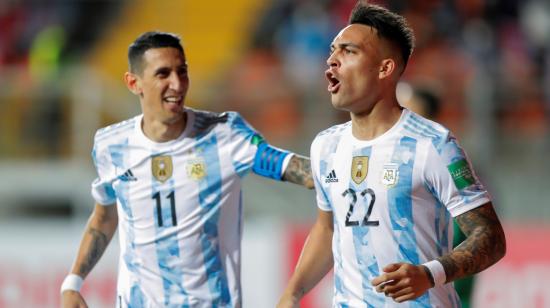 El argentino Lautaro Martínez celebra un gol ante Chile, en Calama, el 27 de enero de 2022.