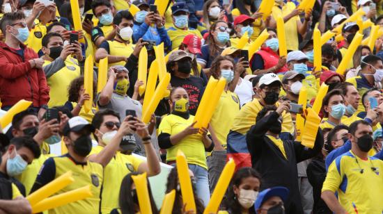 Hinchas de Ecuador en el estadio Rodrigo Paz Delgado, durante el partido ante Brasil, el jueves 27 de enero de 2022.