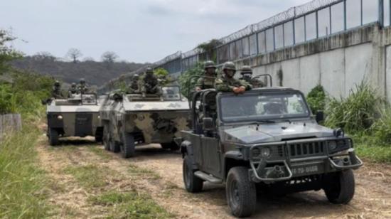 Efectivos militares realizan un operativo de seguridad en cárceles en el perímetro externo del  Centro de Rehabilitación Social El Rodeo de la ciudad de Portoviejo, el 28 de enero de 2022.