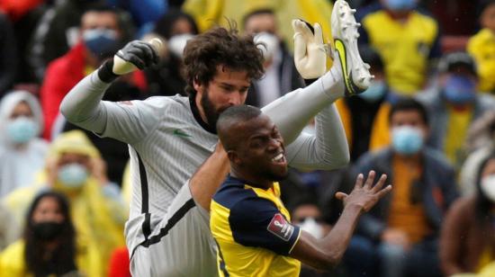 Enner Valencia, de Ecuador, disputa una pelota con el arquero Alisson, de Brasil, el 27 de enero de 2022, en Quito.