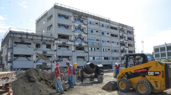 Obras en el nuevo Hospital Rodríguez Zambrano, de Manta, durante una visita de autoridades este 27 de enero de 2022.