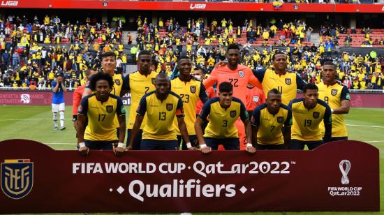 Los futbolistas ecuatorianos se forman antes del partido ante Brasil, en Quito, el 27 de enero de 2022.