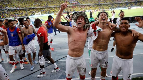 Los jugadores de Perú festejan la victoria ante Colombia, el viernes 28 de enero de 2022, en el estadio Metropolitano de Barranquilla. 