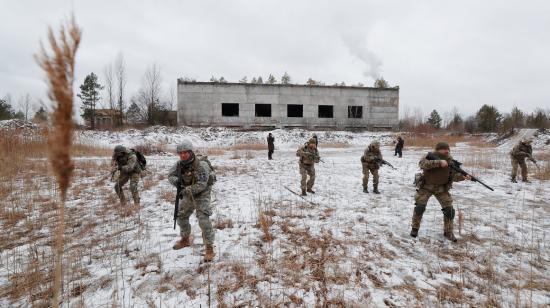 Reservistas y militares activos realizan ejercicios de entrenamiento en Kiev, Ucrania, el 29 de enero de 2022.