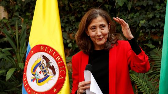 La precandidata Ingrid Betancourt habla a los medios de comunicación el sábado 28 de enero de 2022, en Bogotá.