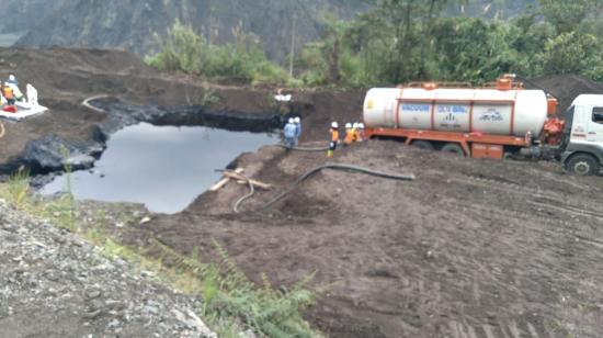 Un equipo de OCP trabaja en la limpieza y remediación ambiental, el 29 de enero de 2022, tras la rotura de su oleoducto en el sector de Piedra Fina.