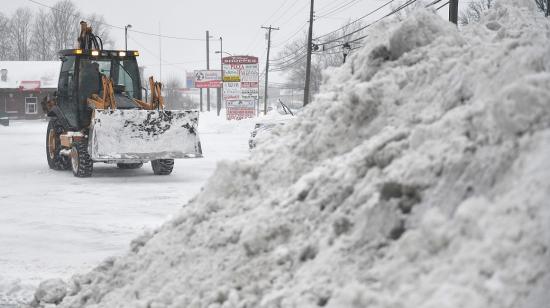 Labores de limpieza de nieve en Nueva Jersey, noreste de Estados Unidos, el 29 de enero de 2022.