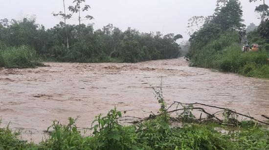 El ECU911 reporta crecida del río Puembo, en el sector La Maná, Cotopaxi, el 30 de enero de 2022.