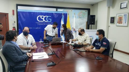 Miembros de la mesa técnica de Salud, en la sesión del COE Cantonal de Guayaquil, el 30 de enero de 2022.