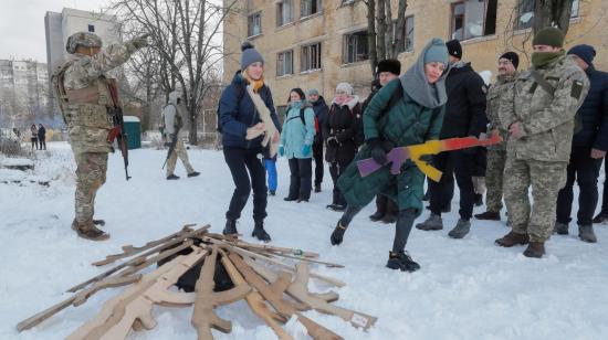 Militares de Ucrania hacen ejercicios militares con civiles en las calles de Kiev, el 30 de enero de 2022.