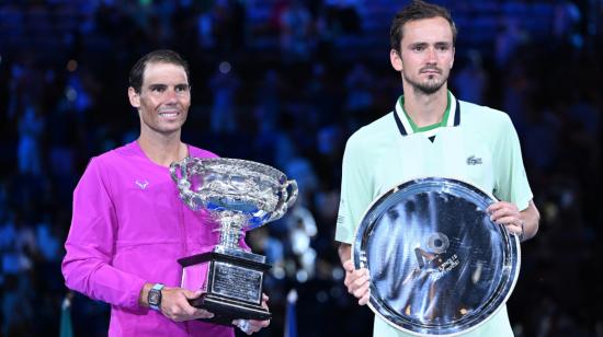 Rafael Nadal y Daniil Medvedev después de jugar la final del Abierto de Australia, el domingo 30 de enero de 2022. 