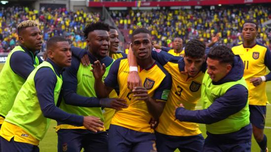 Los jugadores de Ecuador festejan el gol de Félix Torres, en el empate ante Brasil, el jueves 27 de enero de 2022, en el estadio Rodrigo Paz Delgado, por las Eliminatorias al Mundial de Catar 2022. 