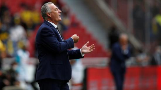 El entrenador Gustavo Alfaro, durante el partido de Ecuador ante Brasil, el jueves 27 de enero de 2022, en el estadio Rodrigo Paz Delgado, en partido de las Eliminatorias al Mundial de Catar 2022. 