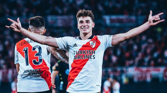 El delantero argentino, Julián Álvarez, celebra un gol con la camiseta de River Plate.